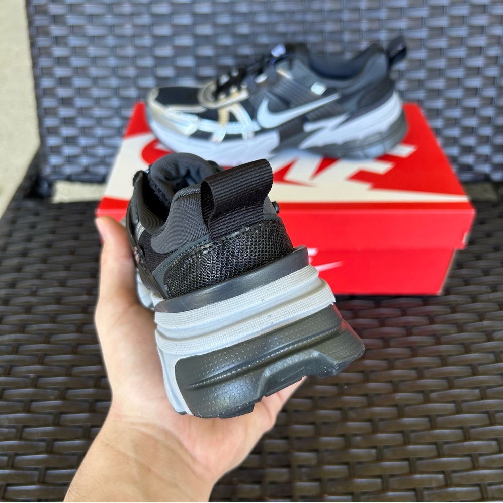 NIKE V2K RUN BLACK METALLIC SILVER Size 5.5 W - Picture 3 of 5